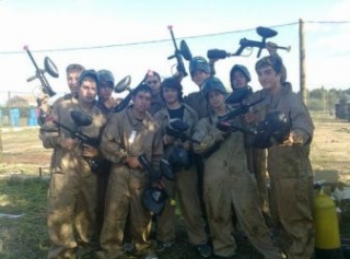 Jugar al paintball con amigos o compañeros de trabajo